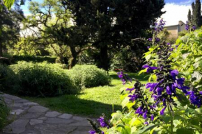 Habitación en casa con gran jardín